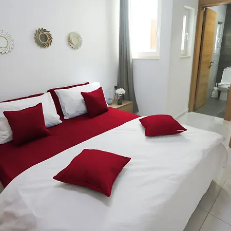 Гостевой дом Economy Bedroom With Private Bathroom, Area St Julians - 3 Mins Seafront - Shared Common Area 3*