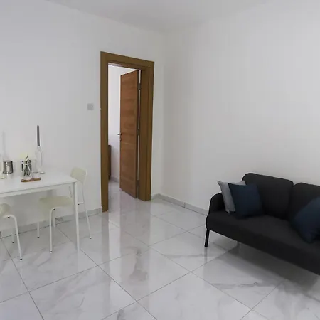 Economy Bedroom With Private Bathroom, Area St Julians - 3 Mins Seafront - Shared Common Area Сент Джулианс