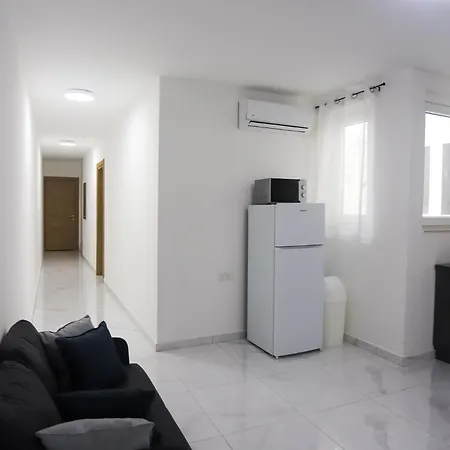 Economy Bedroom With Private Bathroom, Area St Julians - 3 Mins Seafront - Shared Common Area Guest house *