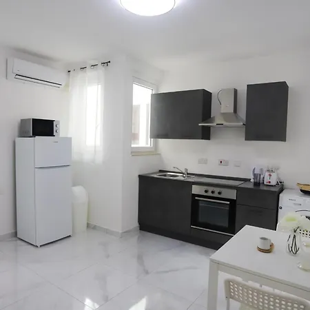 Economy Bedroom With Private Bathroom, Area St Julians - 3 Mins Seafront - Shared Common Area 3*