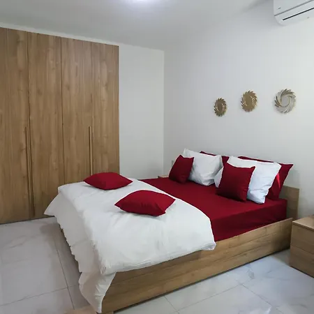 Guest house Economy Bedroom With Private Bathroom, Area St Julians - 3 Mins Seafront - Shared Common Area *