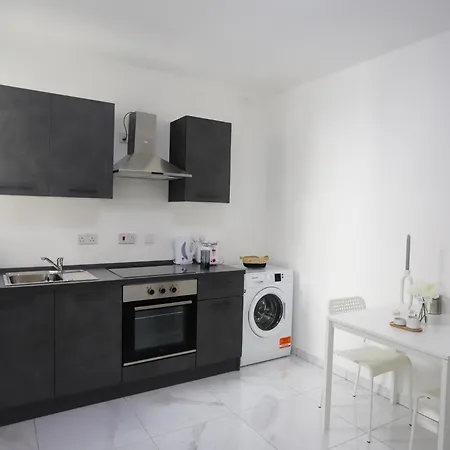 Guest house Economy Bedroom With Private Bathroom, Area St Julians - 3 Mins Seafront - Shared Common Area